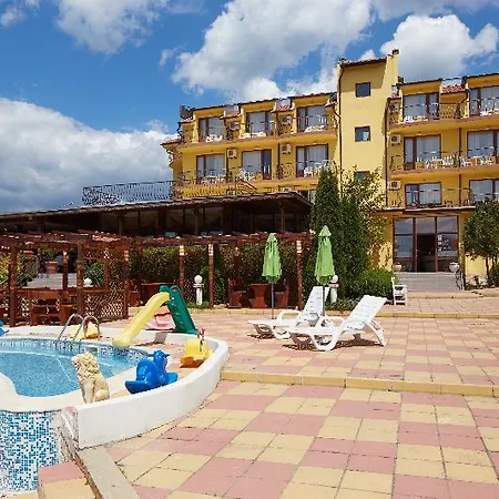 Отель Yalta Complex 3*